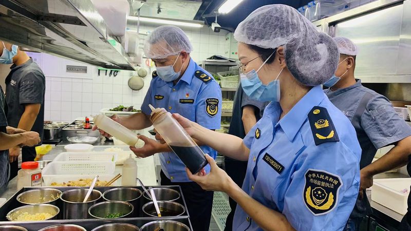 在选购儿童无添加零食时，家长们可以从以下几个方面进行判断：